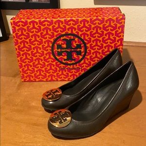 *BNIB* Tory Burch brown Sally Wedges